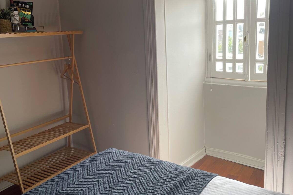 Caja de seguridad en la habitación y cortinas blackout