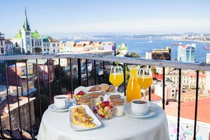 Deluxe Double Room | In-room dining