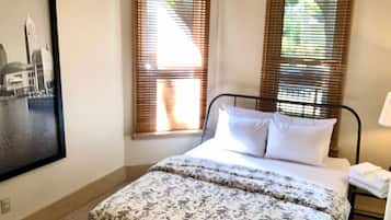 5 bedrooms, desk, iron/ironing board, travel crib