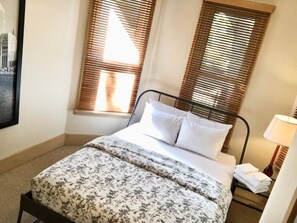 5 quartos, escrivaninha, ferros/tábuas de passar roupa, berço de viagem