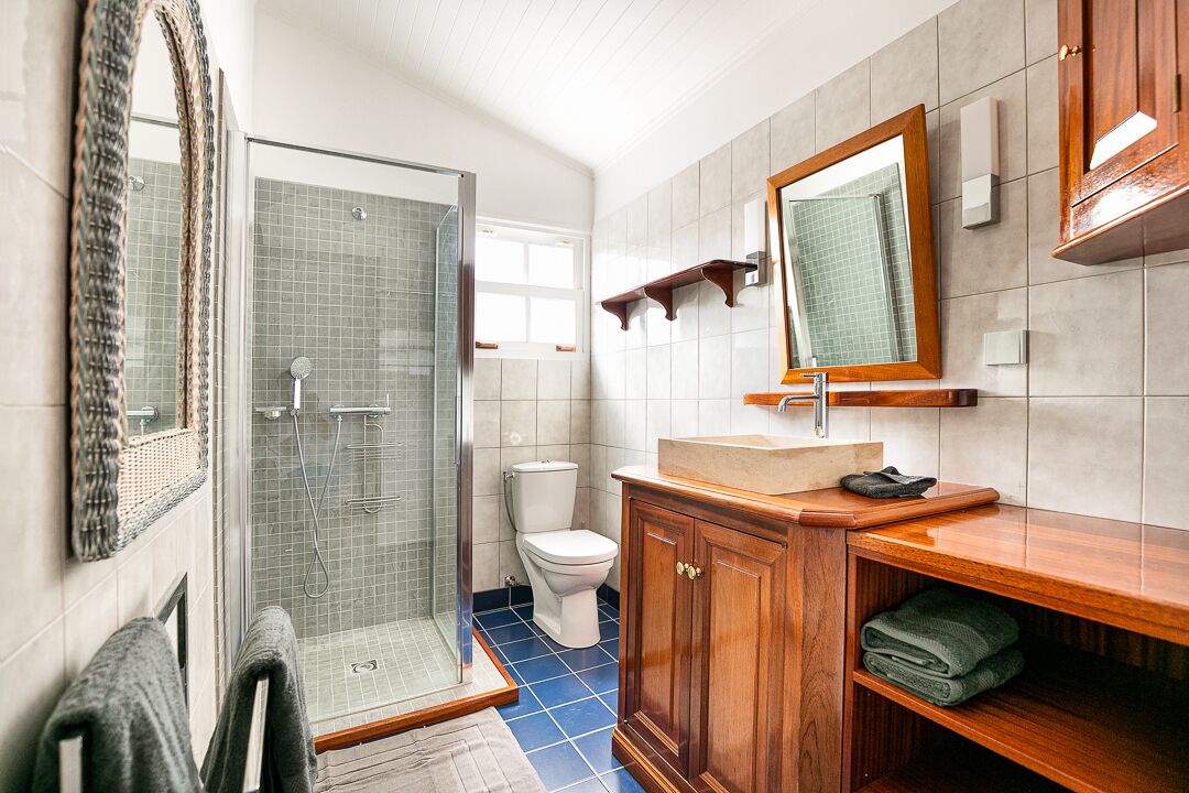 Douche, sèche-cheveux, serviettes fournies, savon