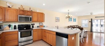 4BR Townhouse with Garage & Pool in Downtown OC- Close to Beach & Boardwalk!
