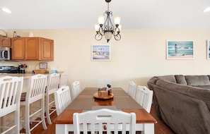 Dining - 4BR Townhouse with Garage & Pool in Downtown OC- Close to Beach & Boardwalk! (Ocean City)