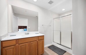 Combined shower/bathtub, hair dryer, towels, toilet paper - 4BR Townhouse with Garage & Pool in Downtown OC- Close to Beach & Boardwalk! (Ocean City)