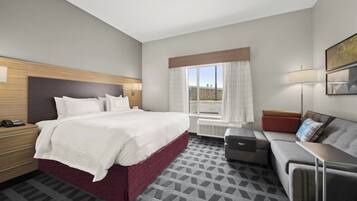 Cortinas blackout, tabla de planchar con plancha y ropa de cama