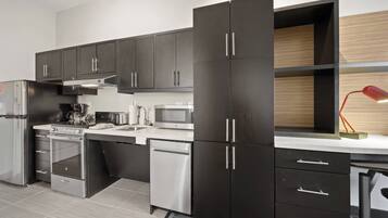 Frigorífico grande, microondas, placa de cocina y lavavajillas