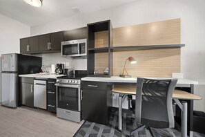 Blackout curtains, iron/ironing board, bed sheets - TownePlace Suites by Marriott Waco Northeast (Waco)