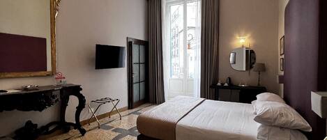 Habitación Deluxe doble, balcón, vistas a la ciudad | 1 dormitorio, minibar, caja fuerte y escritorio