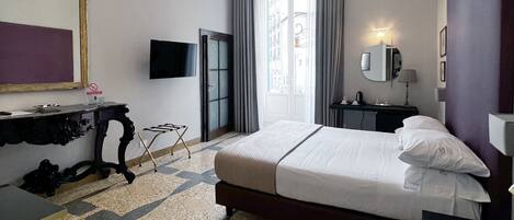 Habitació doble Deluxe, balcó, vistes a la ciutat | 1 dormitori, minibar, caixa forta a l'habitació i escriptori