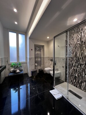 Deluxe Suite, Balcony, City View | Bathroom | Shower, free toiletries, hair dryer, bidet - Dimora Donna Elena (Naples)
