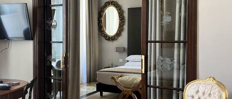 Suite Deluxe, balcón, vistas a la ciudad | Minibar, caja fuerte, escritorio y cortinas opacas