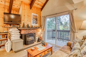 Televisión y chimenea 