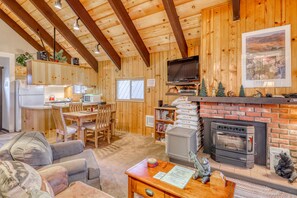 Televisión y chimenea 