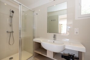 Shower, hair dryer - Hôtel et Résidence Ta Kladia - Omigna (Cargese)