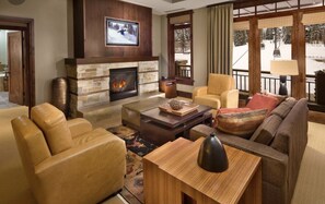 Televisión, chimenea, reproductor de DVD y tenis de mesa 