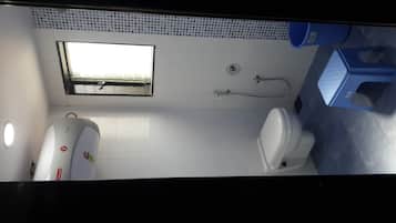 Serviettes fournies, savon, shampoing, papier toilette