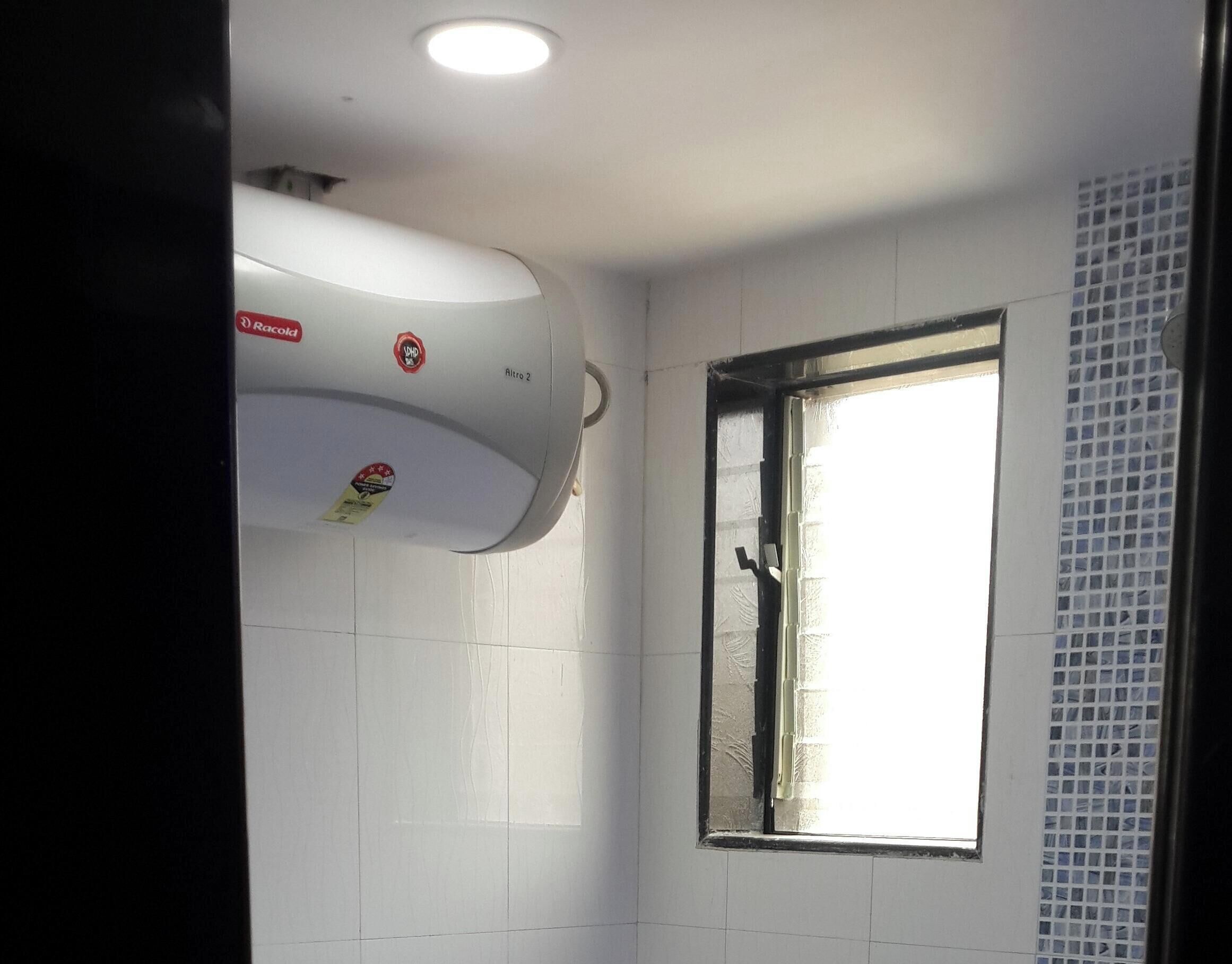 Serviettes fournies, savon, shampoing, papier toilette