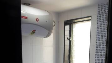 Serviettes fournies, savon, shampoing, papier toilette