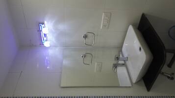 Serviettes fournies, savon, shampoing, papier toilette