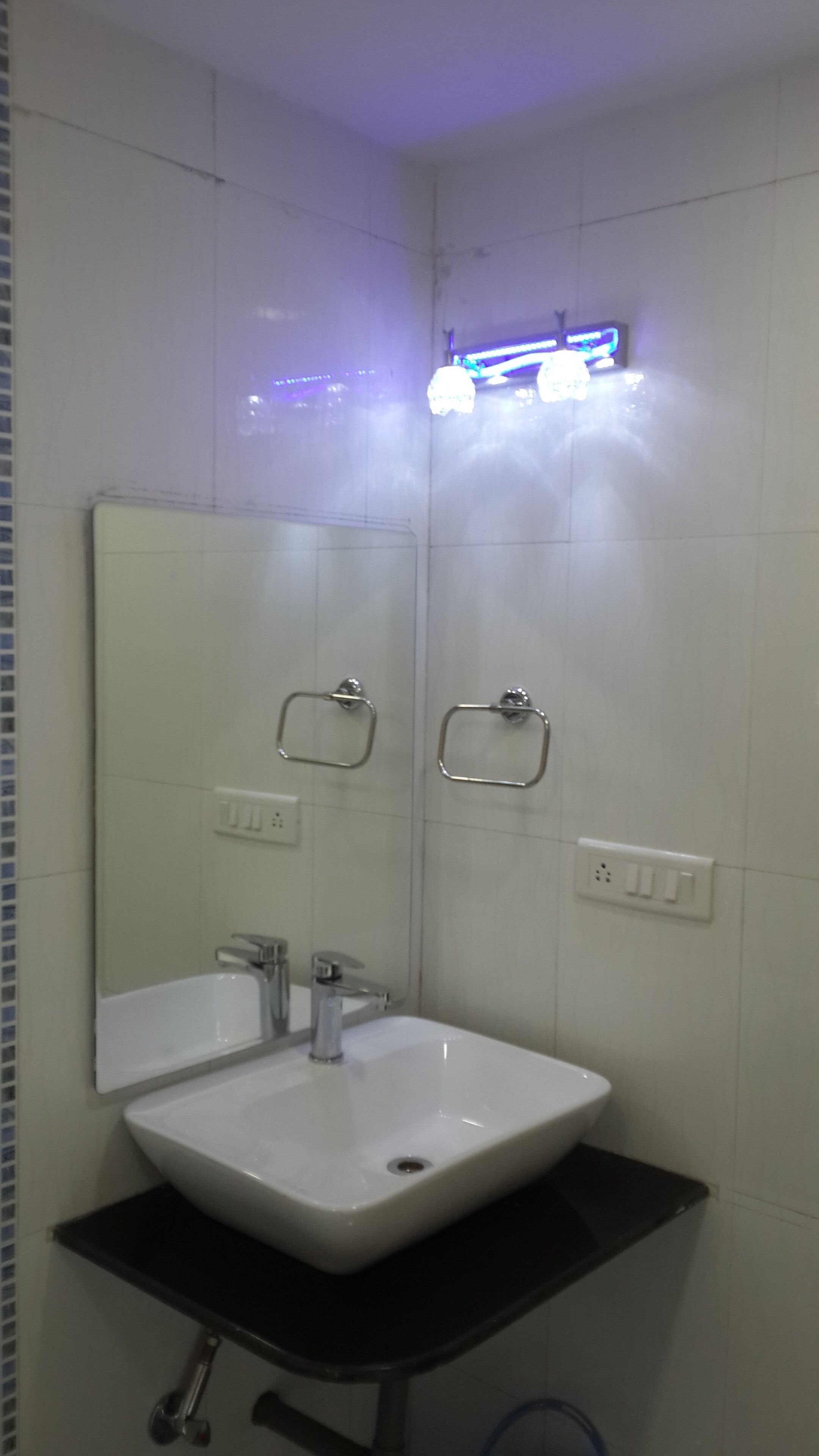 Serviettes fournies, savon, shampoing, papier toilette