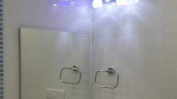 Serviettes fournies, savon, shampoing, papier toilette