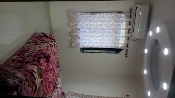 Serviettes fournies, savon, shampoing, papier toilette