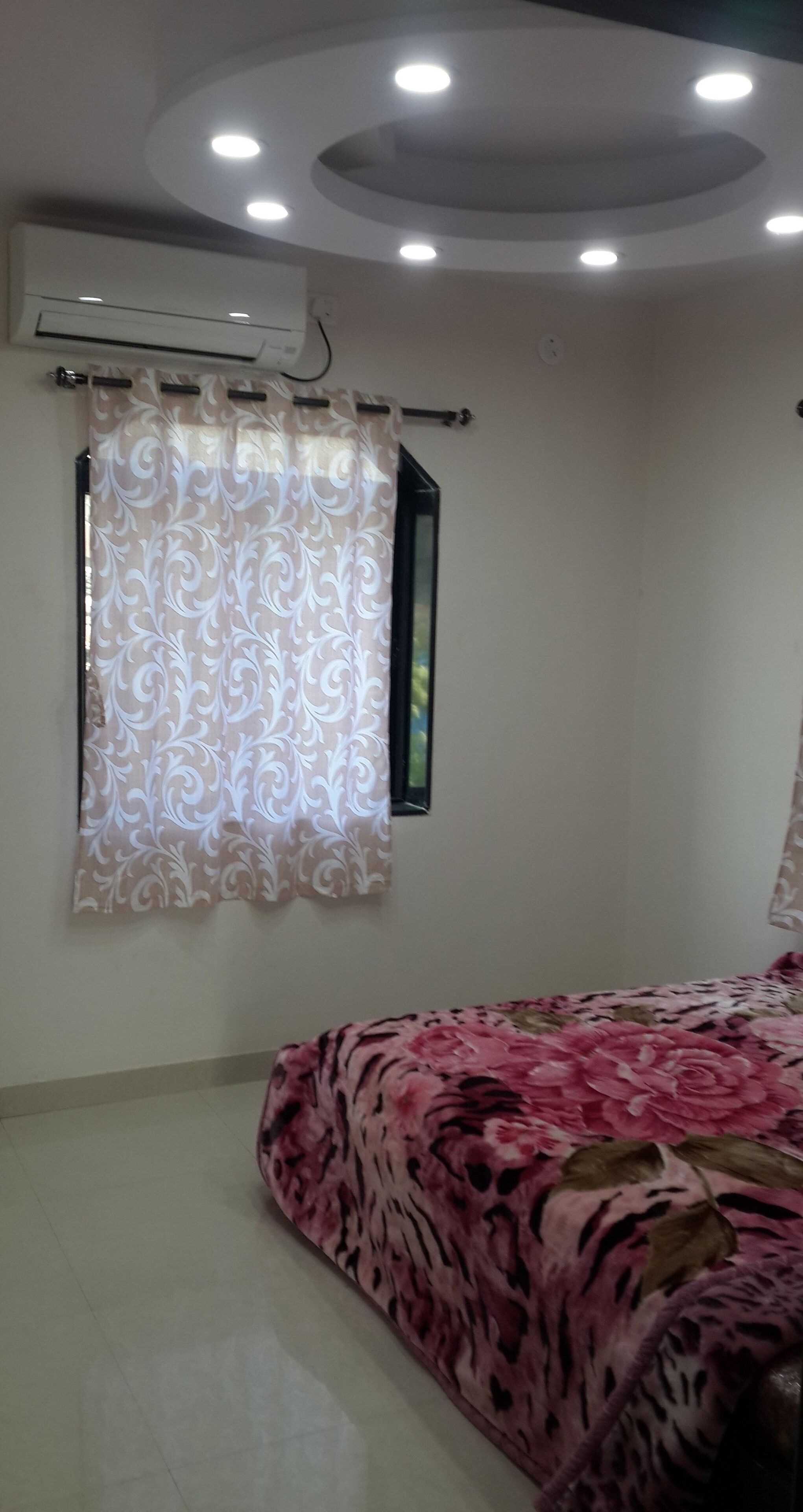 Serviettes fournies, savon, shampoing, papier toilette