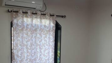 Serviettes fournies, savon, shampoing, papier toilette