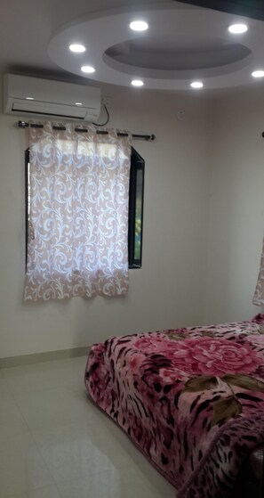 Towels, soap, shampoo, toilet paper