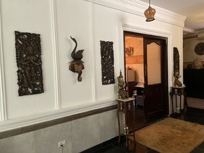 Interior - Shean Family Green Farm (Ghitorni) (New Delhi)