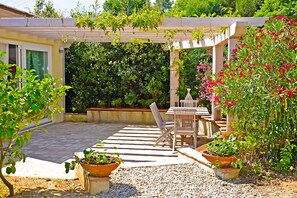 Outdoor dining - Le Grotte Cottage (Portoferraio)