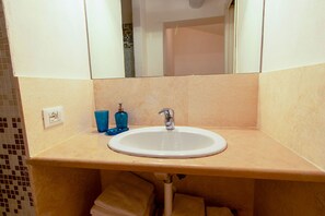 Shower, hair dryer, bidet, towels - Le Grotte Cottage (Portoferraio)