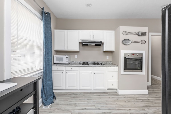 Refrigerador, microondas, horno, placa de cocina