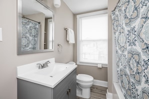 Combined shower/tub, hair dryer, towels, soap - Convenient & Spacious Dwtn House - Sleeps 14-16 - Minutes to Convention Center (Indianapolis)