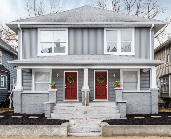 Exterior detail - Convenient & Spacious Dwtn House - Sleeps 14-16 - Minutes to Convention Center (Indianapolis)