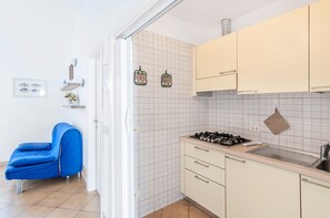 Réfrigérateur, surface de cuisson, cafetière-théière