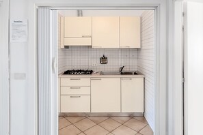 Refrigerador, parrilla de estufa y cafetera y tetera 