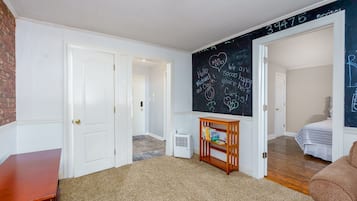3 bedrooms, desk, iron/ironing board, free WiFi