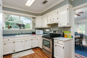 Fridge, microwave, oven, stovetop - Old Orchard Country Home (Purvis)