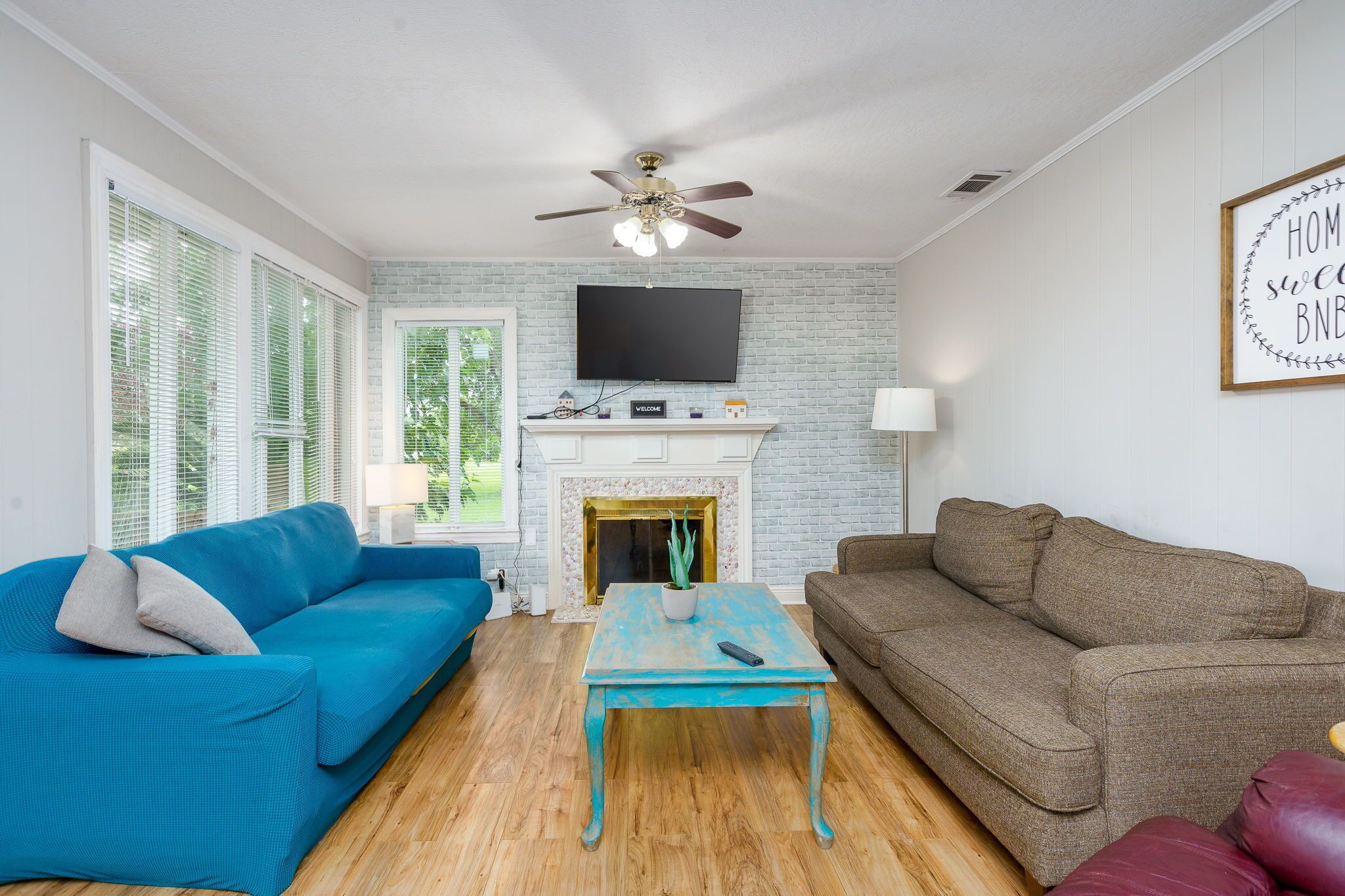 Smart TV, libros y oficina 