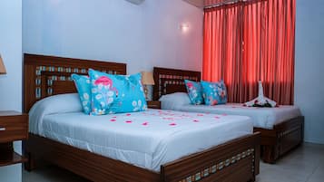 Kahden hengen huone, 2 parisänkyä, ilmastointi | Egyptinpuuvillaiset lakanat, ylelliset vuodevaatteet, ilmainen Wi-Fi