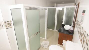 Presidential Room, 1 Double Bed, Air conditioning | Bathroom | Combined shower/bathtub, towels, soap, shampoo