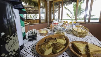 Café da manhã completo grátis todos os dias