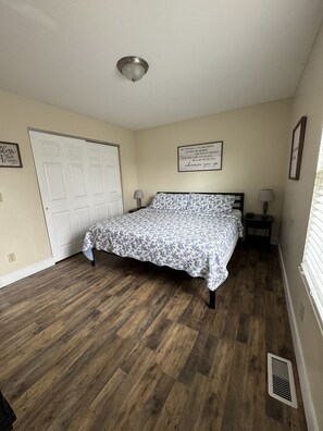 3 habitaciones, tabla de planchar con plancha y cuna de viaje 