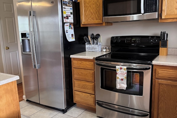 Een koelkast, een microgolfoven, een oven, een kookplaat