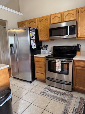 Kjøleskap, mikrobølgeovn, ovn og kokeplater