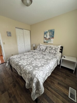 3 slaapkamers, een strijkplank/strijkijzer, reisbedje, gratis wifi