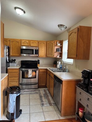 Een koelkast, een magnetron, een oven, een kookplaat