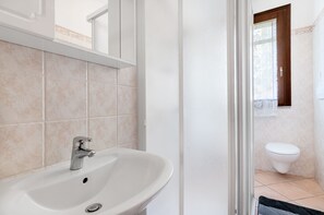 Shower, hair dryer, bidet, towels - Quiet  and peace with all the comforts (Marina di Campo)