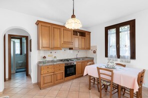 Kühlschrank, Ofen, Herdplatte, Kochgeschirr/Geschirr/Besteck